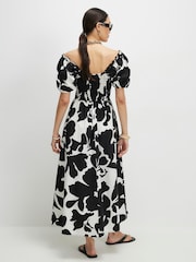 فستان متوسط الطول بأكمام منفوخة وتصميم مجمّع مزيّن بالزهور من River Island - Image 2 of 4