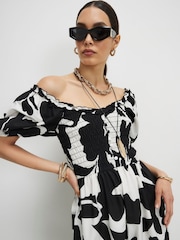 فستان متوسط الطول بأكمام منفوخة وتصميم مجمّع مزيّن بالزهور من River Island - Image 3 of 4