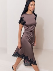 Lipsy Satin Asymetric Lace Trim Fit And Flare Midi Dress - صورة 4 من 5