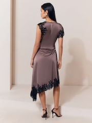 Lipsy Satin Asymetric Lace Trim Fit And Flare Midi Dress - صورة 5 من 5