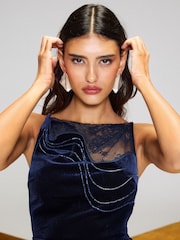 Lipsy Velvet Lace Mix Embellished Midi Dress - תמונה 2 מתוך 6