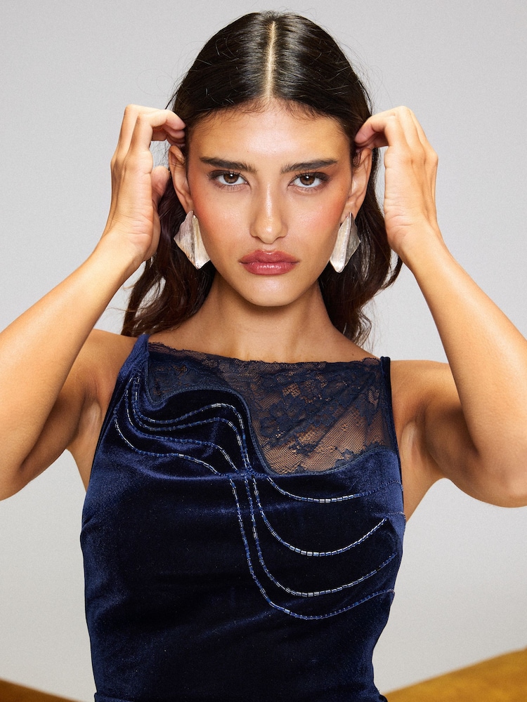 Lipsy Velvet Lace Mix Embellished Midi Dress - תמונה 2 מתוך 6
