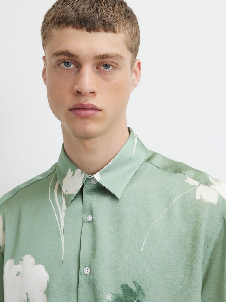 River Island Green Regular Fit Sateen Floral Revere Shirt - Image 4 of 4 River Island Green Regular Fit Sateen Floral Revere Shirt - Image 4 of 4