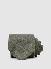 Verde salvia oscuro - Reiss Arrigo Silk Diamond Medallion-Print Tie - Imagen 1 de 5