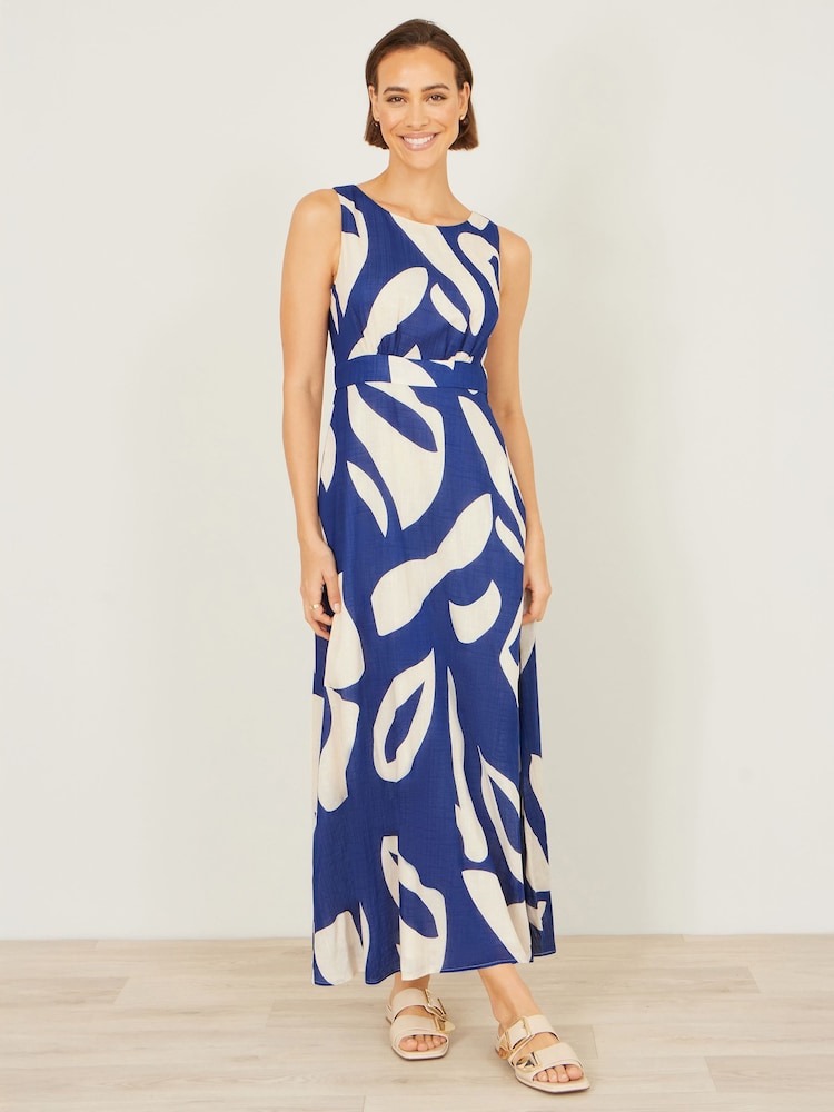 أزرق - فستان ماكسي مزين بربطة خلفية وطبعات تجريدية مصنوع من القطن من Yumi - Image 1 of 5