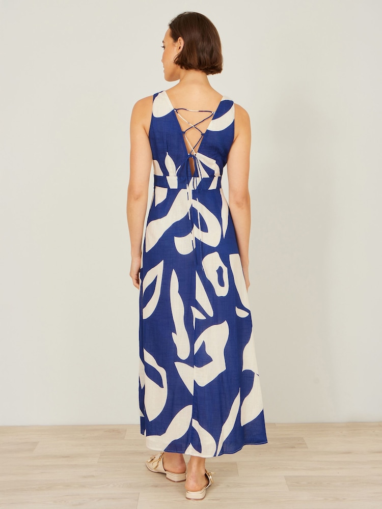 أزرق - فستان ماكسي مزين بربطة خلفية وطبعات تجريدية مصنوع من القطن من Yumi - Image 2 of 5