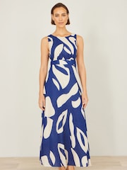 أزرق - فستان ماكسي مزين بربطة خلفية وطبعات تجريدية مصنوع من القطن من Yumi - Image 3 of 5