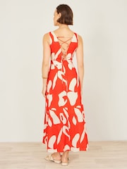 برتقالي - فستان ماكسي مزين بربطة خلفية وطبعات تجريدية مصنوع من القطن من Yumi - Image 2 of 5
