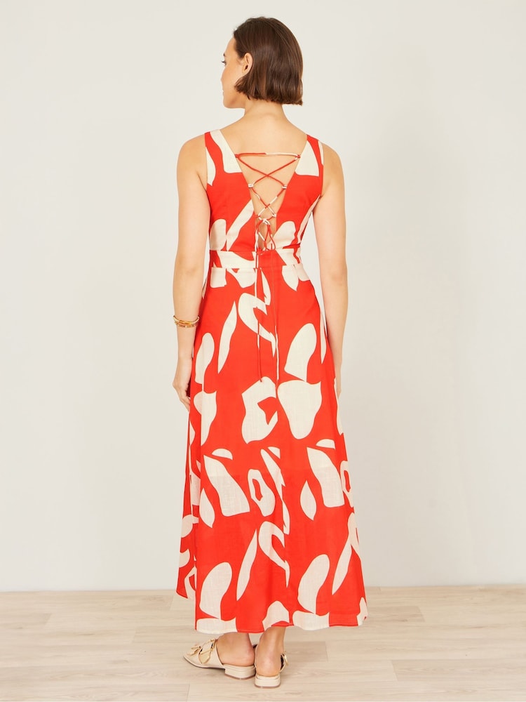 برتقالي - فستان ماكسي مزين بربطة خلفية وطبعات تجريدية مصنوع من القطن من Yumi - Image 2 of 5