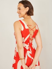 برتقالي - فستان ماكسي مزين بربطة خلفية وطبعات تجريدية مصنوع من القطن من Yumi - Image 5 of 5