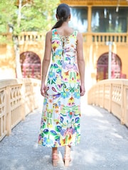 أبيض - فستان ماكسي مزين بربطة خلفية وطبعات تجريدية مصنوع من القطن من Yumi - Image 2 of 5