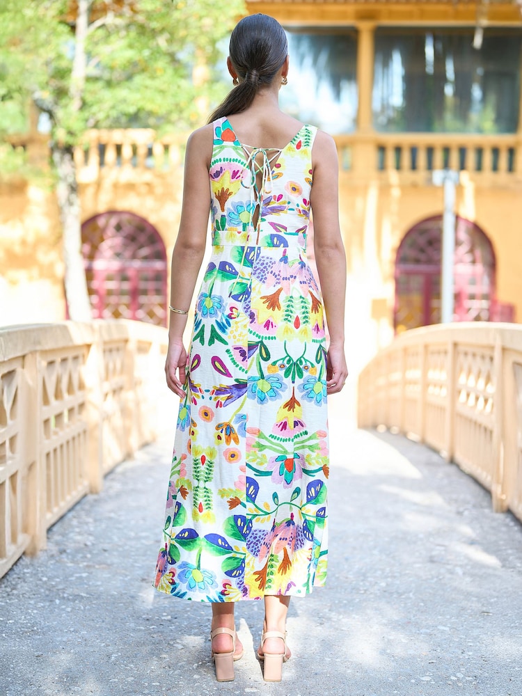 أبيض - فستان ماكسي مزين بربطة خلفية وطبعات تجريدية مصنوع من القطن من Yumi - Image 2 of 5