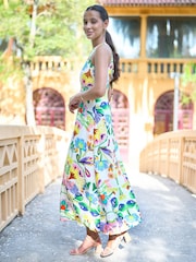 أبيض - فستان ماكسي مزين بربطة خلفية وطبعات تجريدية مصنوع من القطن من Yumi - Image 3 of 5