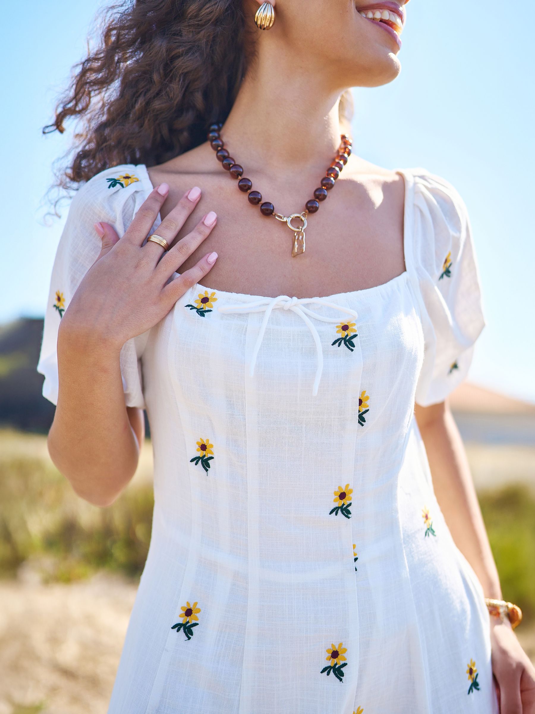 ワンピース Sunflower-Printed Midi Dress Pearl White Buy Yumi White Cotton Sunflower Embroidered Midi Dress from the