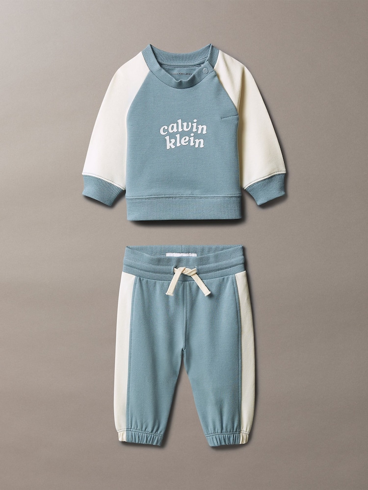 طقم من سويت شيرت وبنطلون رياضي للمواليد الجُدد من Calvin Klein Jeans - صورة 1 من 2 طقم من سويت شيرت وبنطلون رياضي للمواليد الجُدد من Calvin Klein Jeans - صورة 1 من 2