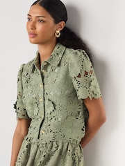 Salbeigrün - N. Premium Occasion Floral Lace Short Sleeve Top - Bild 1 von 8