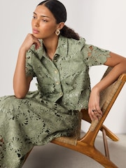 Salbeigrün - N. Premium Occasion Floral Lace Short Sleeve Top - Bild 4 von 8