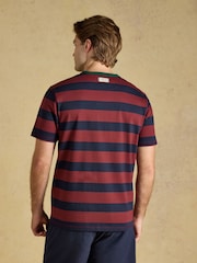 Navy & Red Striped Crew Neck - Camiseta de algodón con cuello redondo Rugby Club de Joules - Imagen 2 de 6