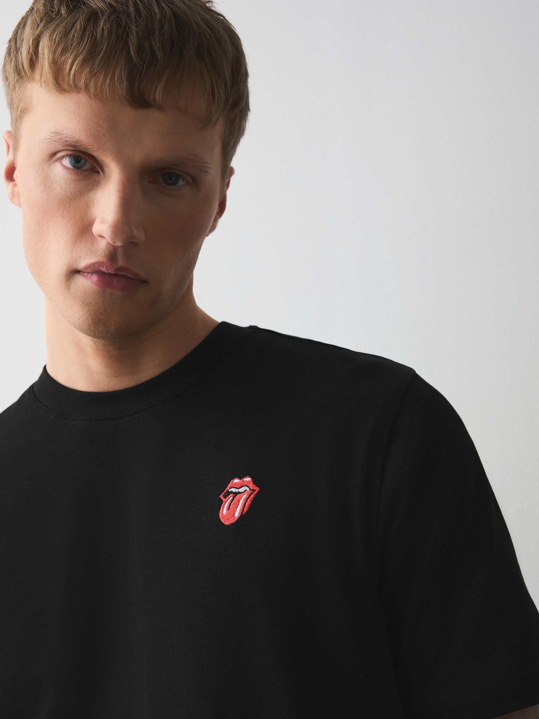 Next：日本 Black License Rolling Stones - 刺繍入り無地Tシャツ from