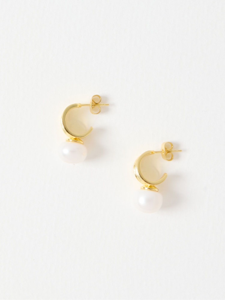 Oliver Bonas Gold Margalo Ribbed Plated Pearl Earrings - Image 2 of 4 Oliver Bonas Gold Margalo Ribbed Plated Pearl Earrings - Image 2 of 4