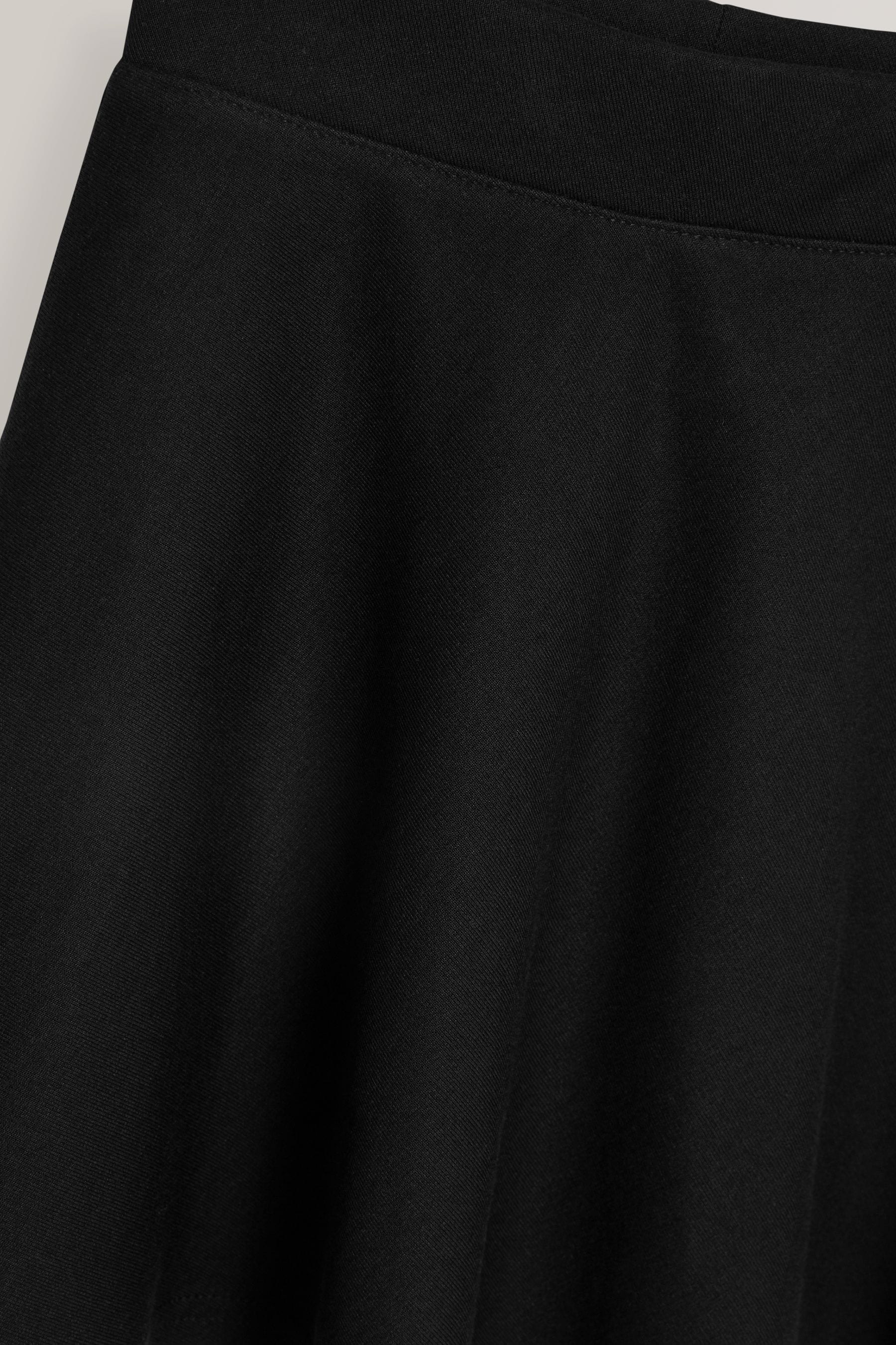H&m black skater skirt hotsell