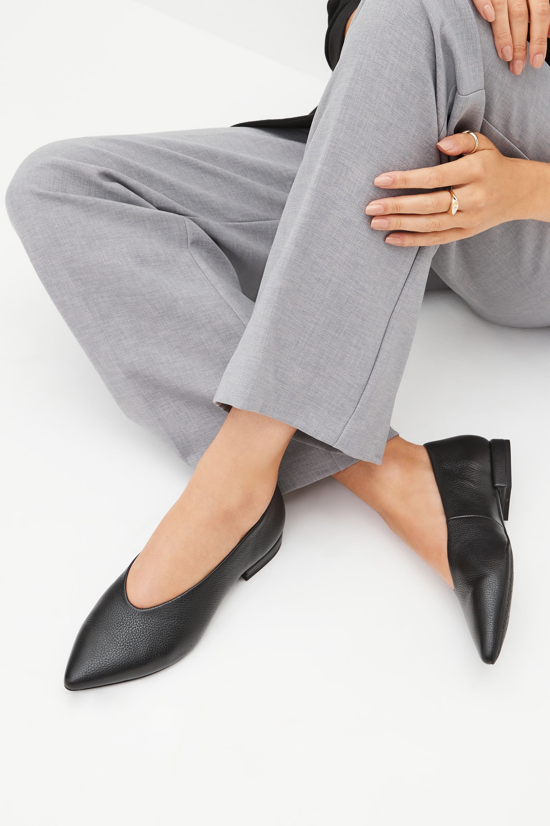 Leather shop pointed shoes