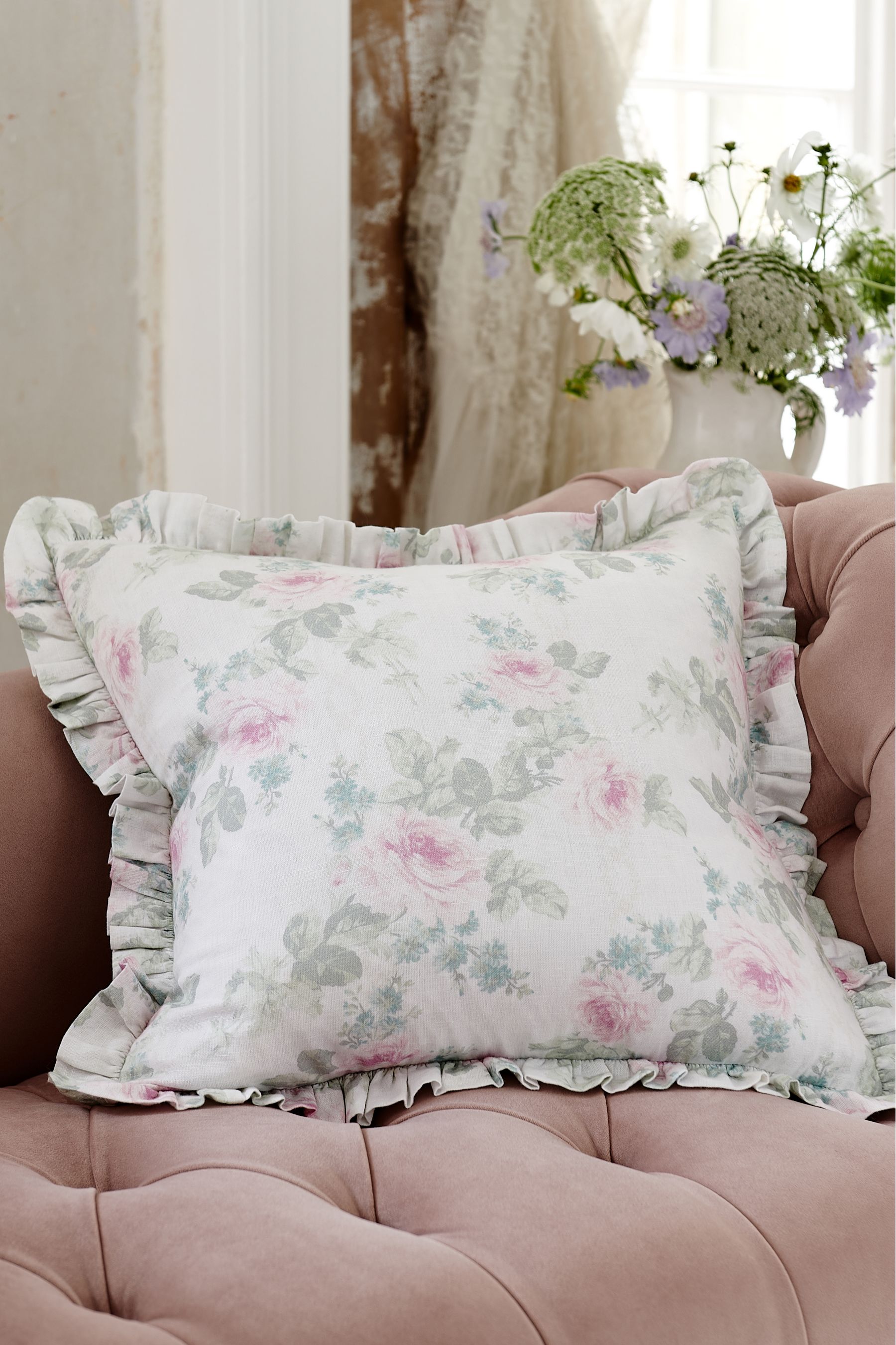 Chic throw pillows top