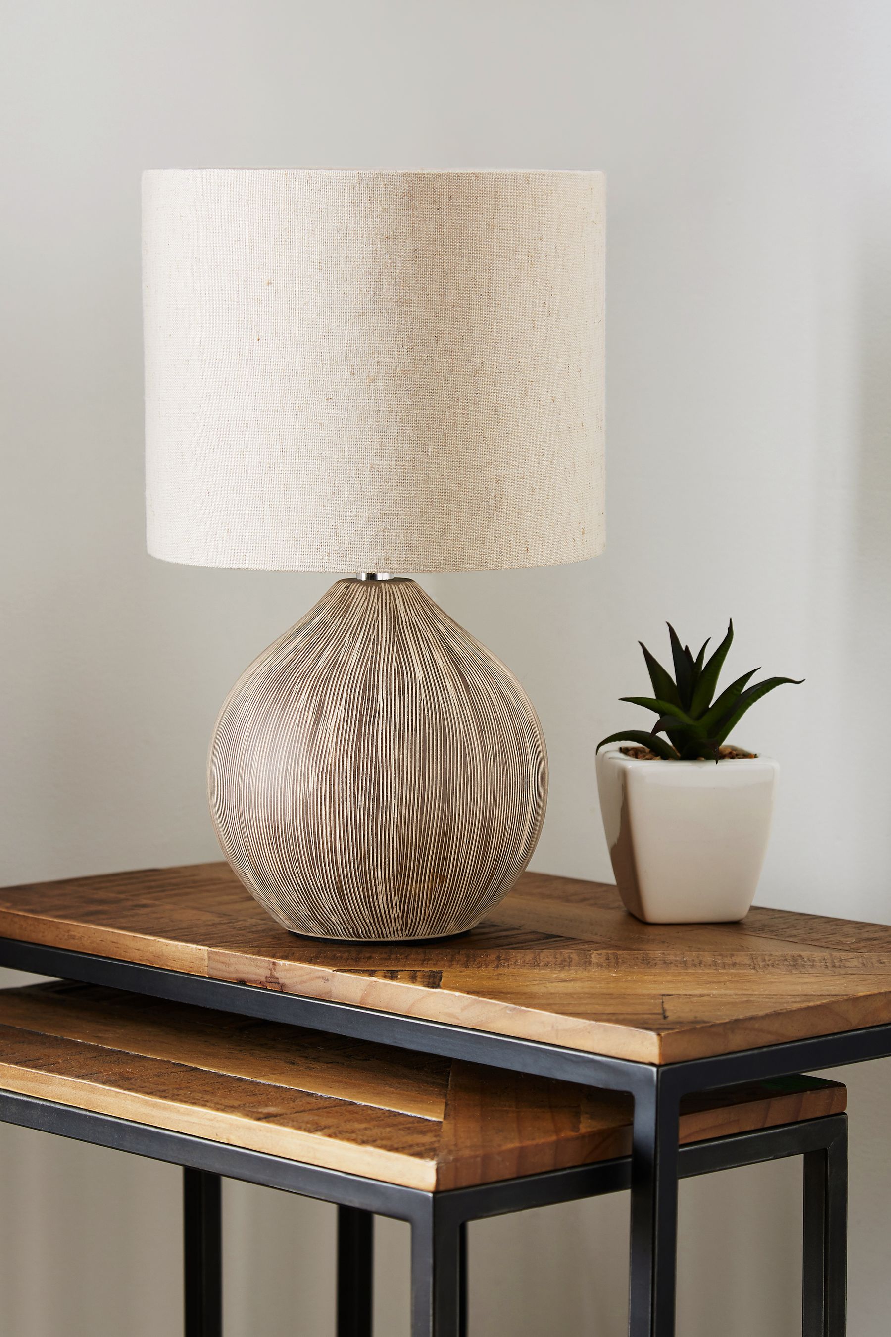 Scratch base store table lamp