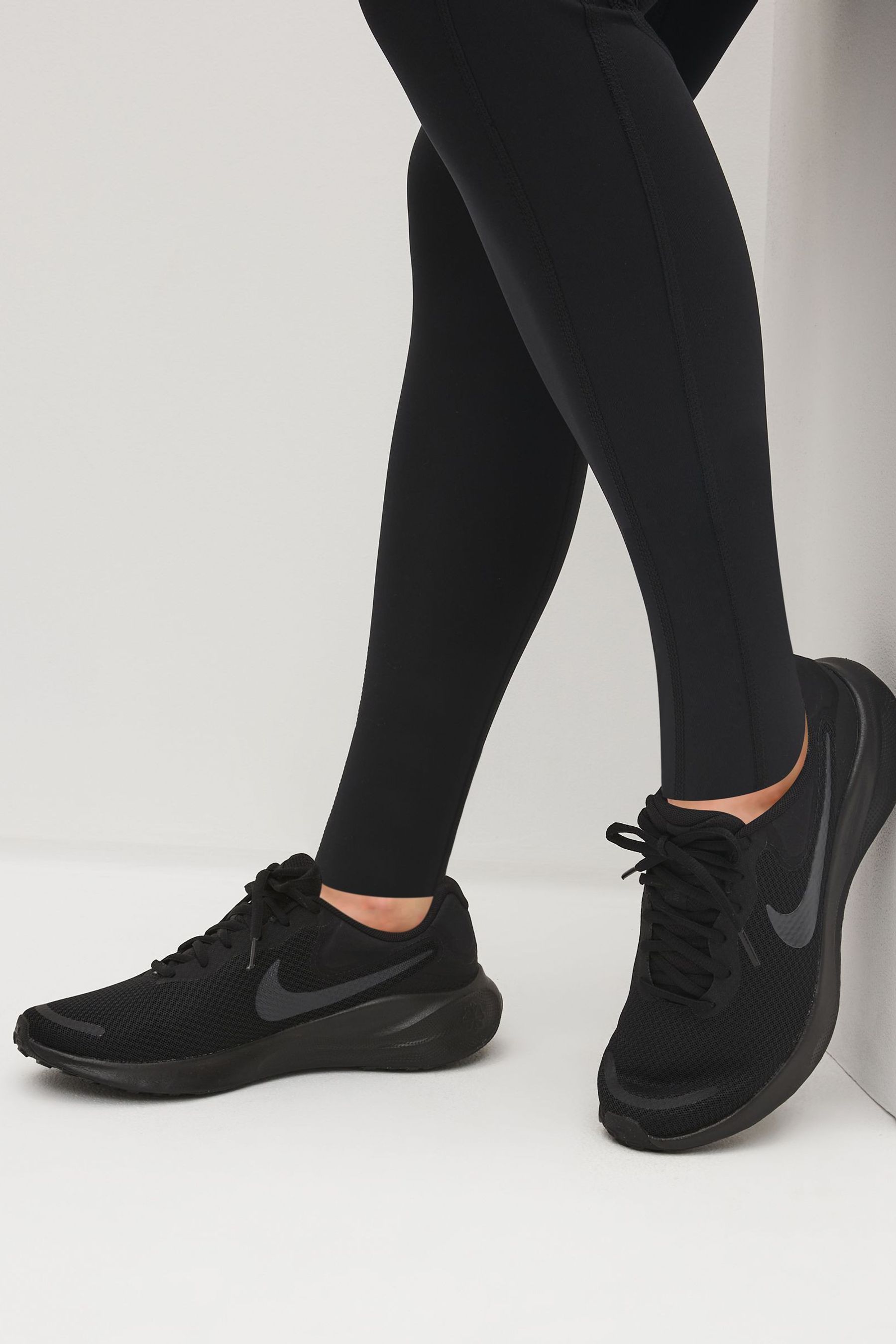 Plain black trainers nike outlet