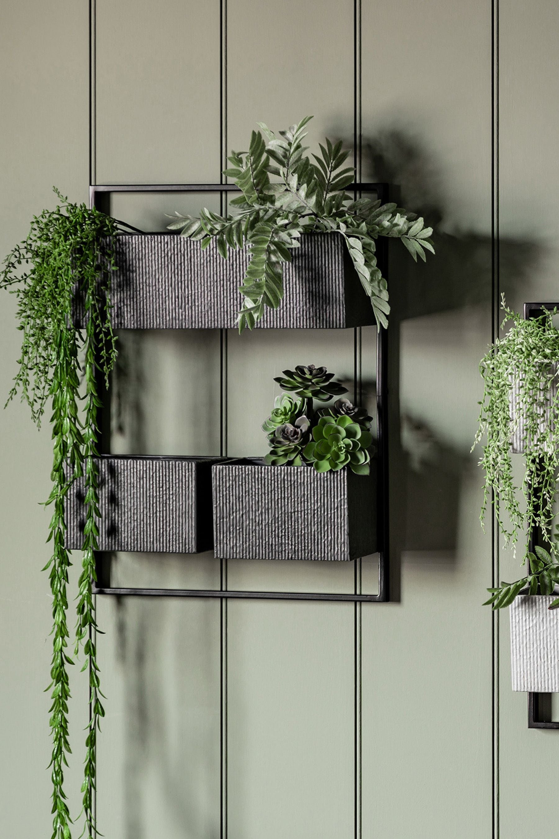 Black wall clearance planter