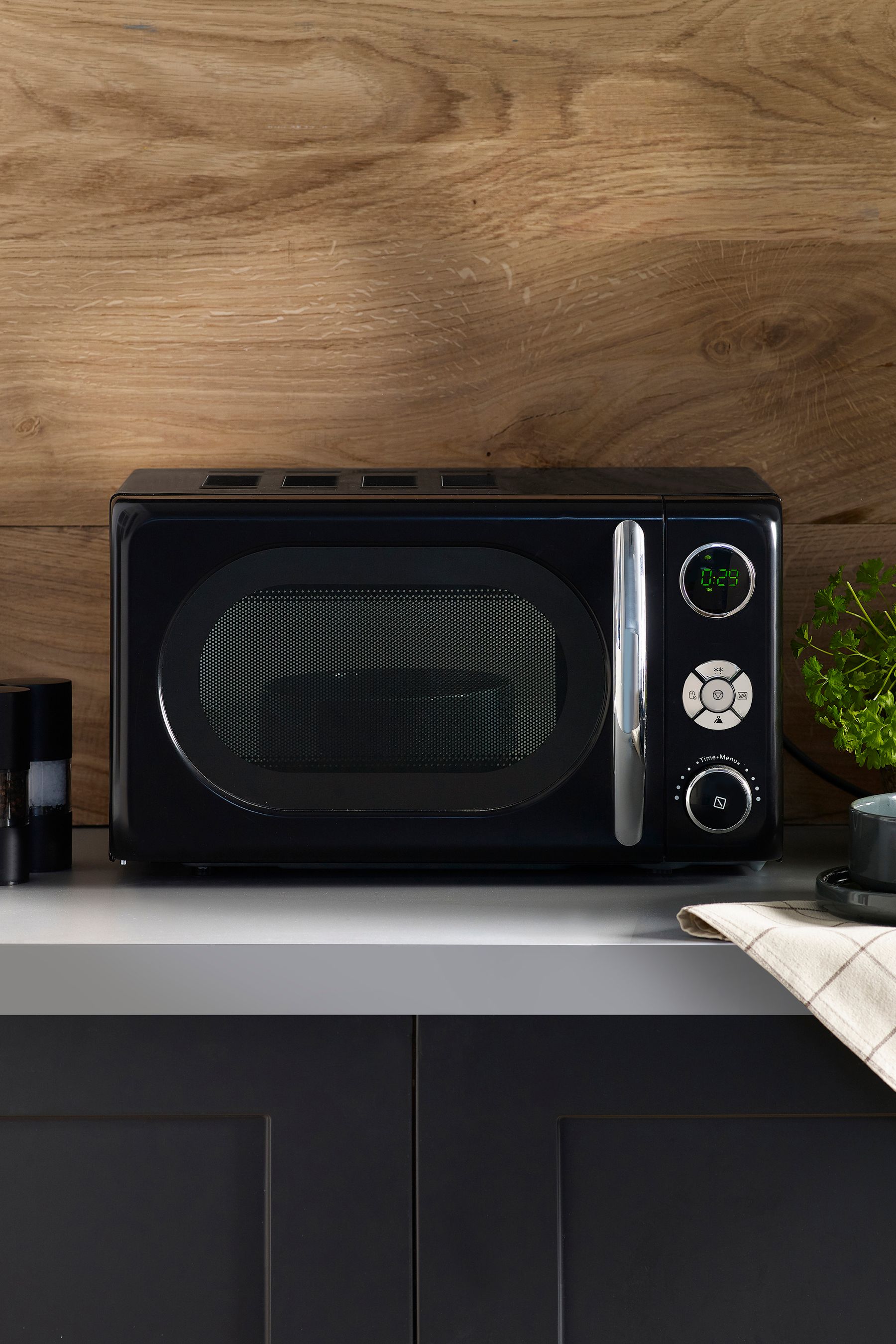 Black digital shop microwave 800w
