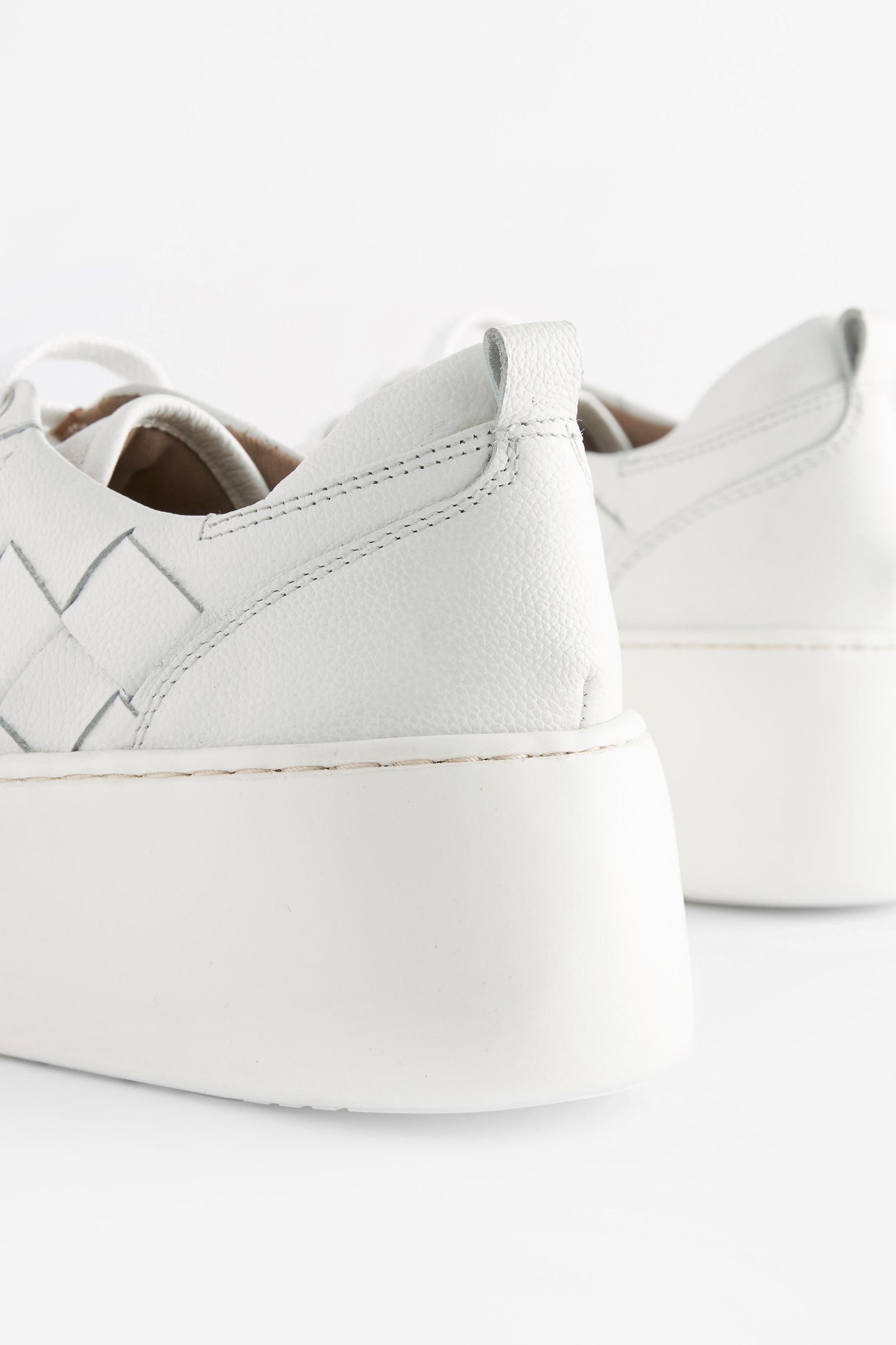 Kaufe Sie WeiB Signatur Forever Comfort Ledergeflecht Chunky Wedge Plateau Turnschuhe bei Next Deutschland