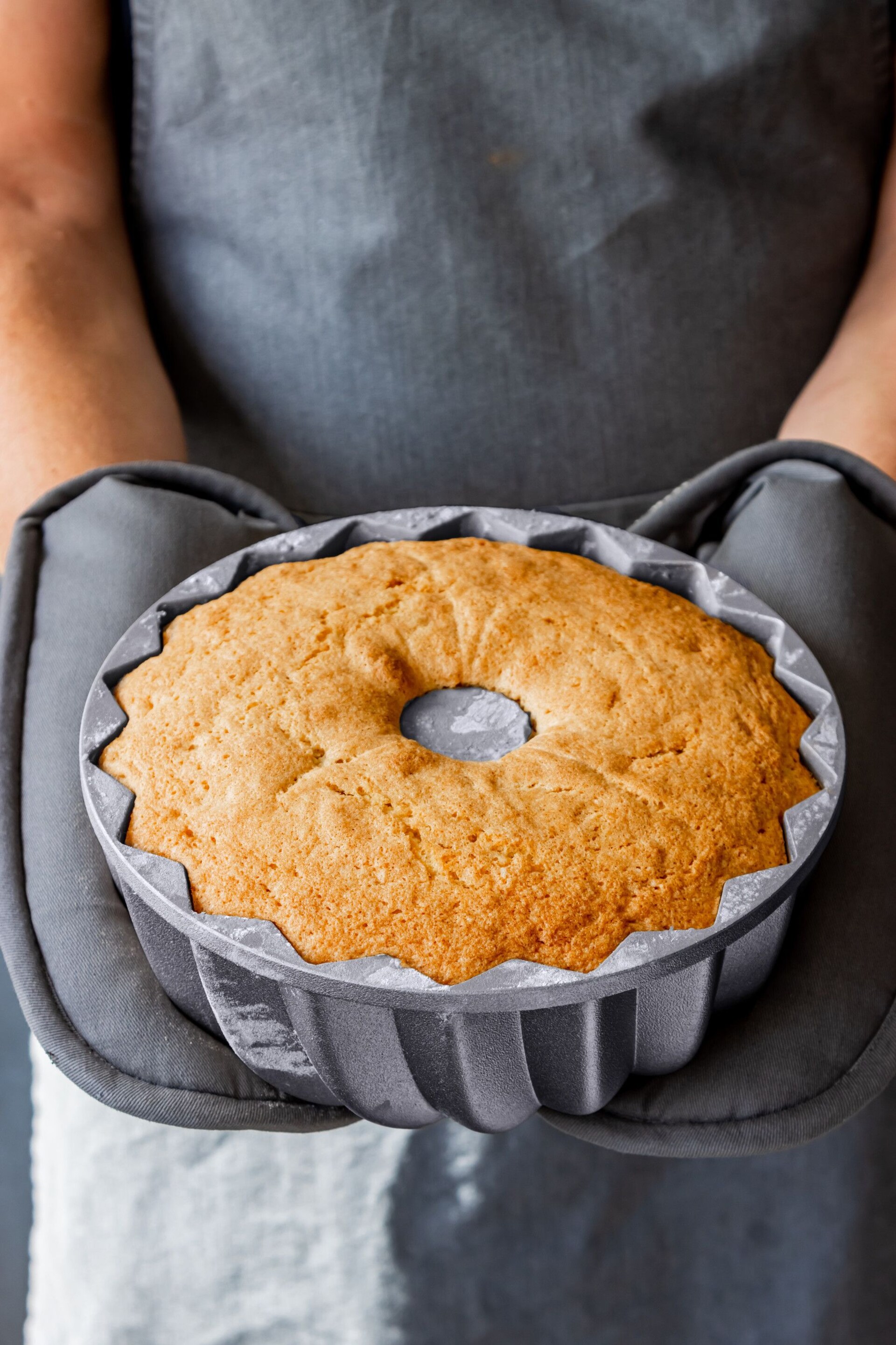 Masterclass 24cm Cast Aluminum Swirl Cake Tin - Image 1 of 4