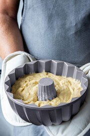 Masterclass 24cm Cast Aluminum Swirl Cake Tin - Image 3 of 4