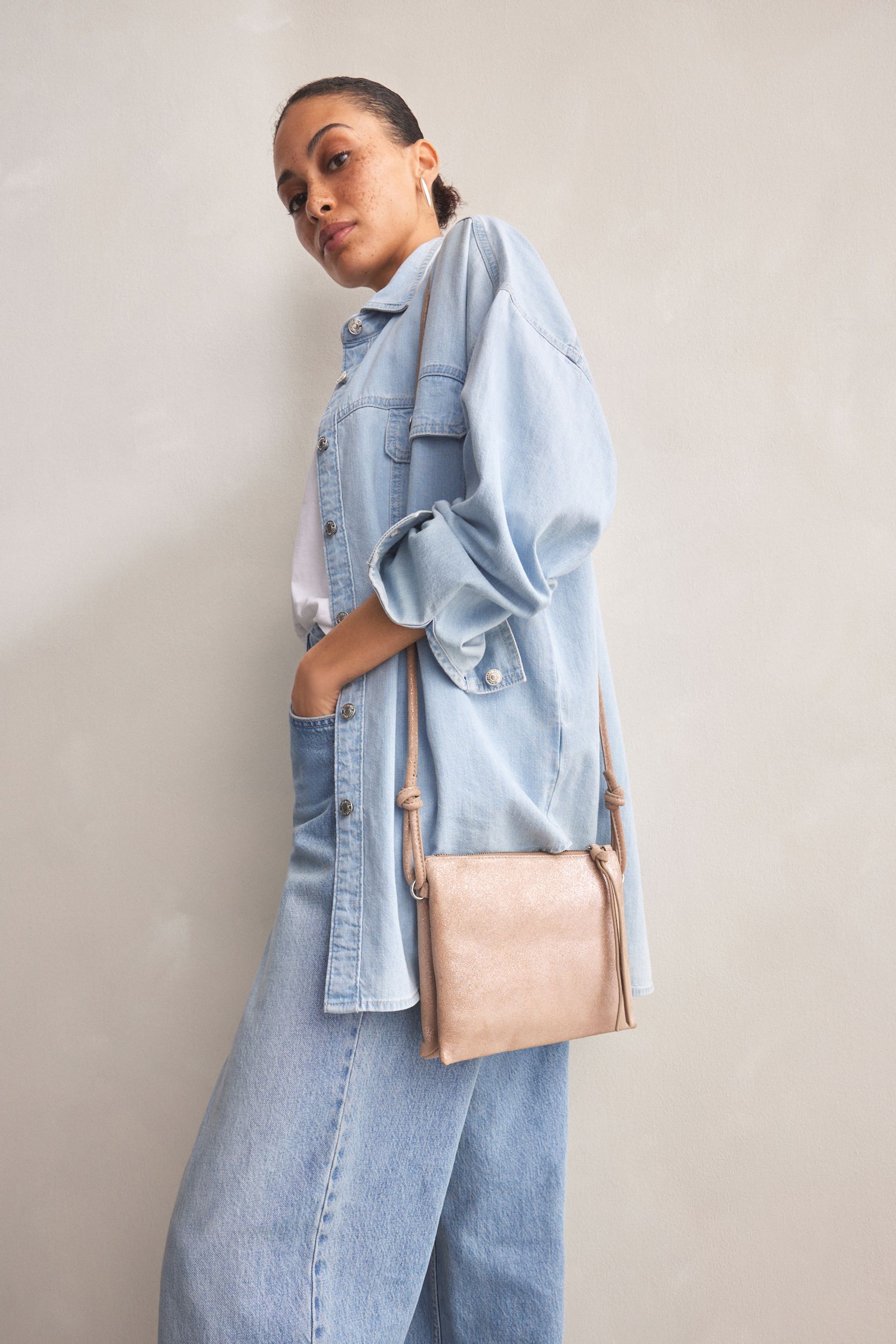 Gold leather crossbody bag discount