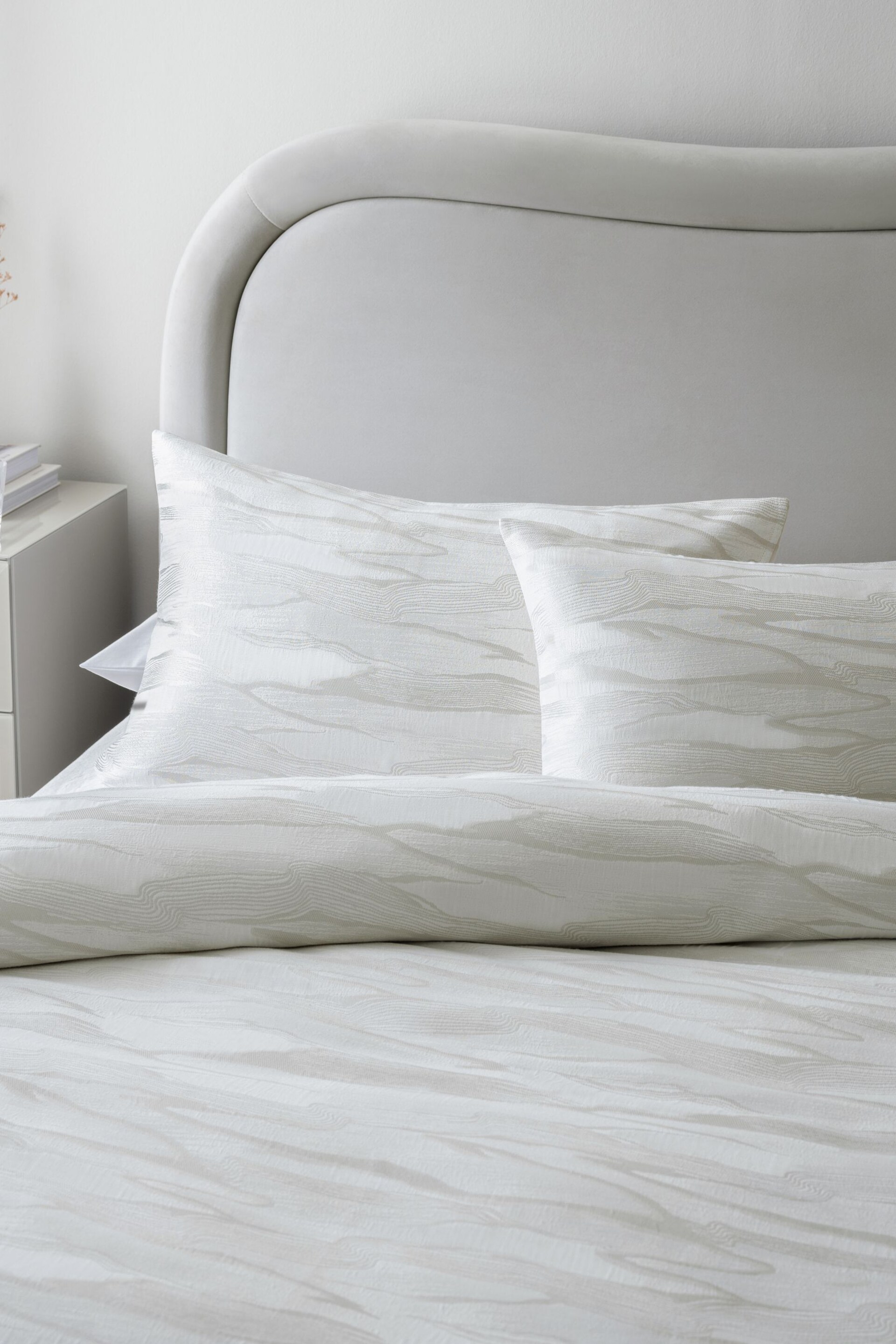 Silver/White Valencia Marble Jacquard Duvet Cover and Pillowcase Set - Image 2 of 6