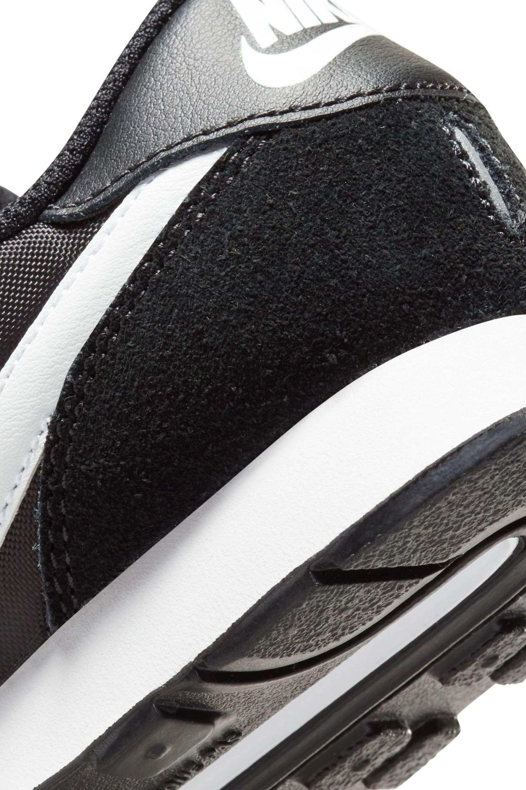 Nike md runner junior trainers hot sale