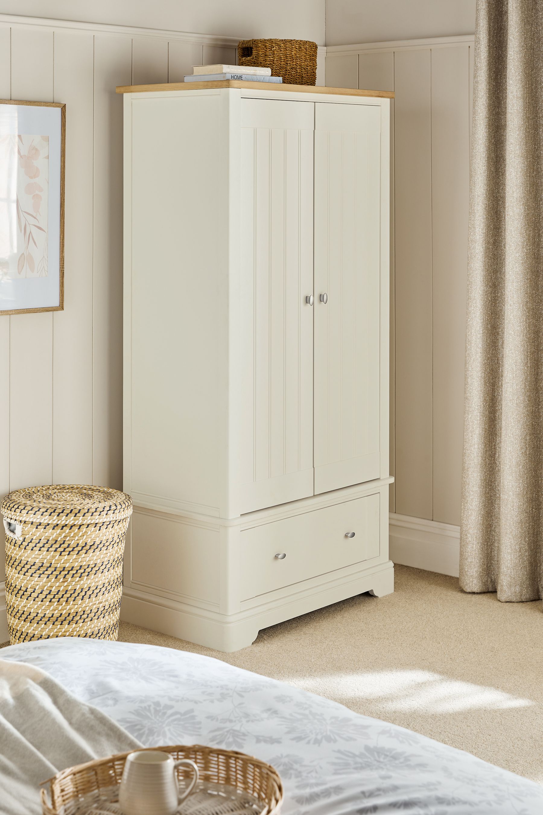 Slim double outlet wardrobe