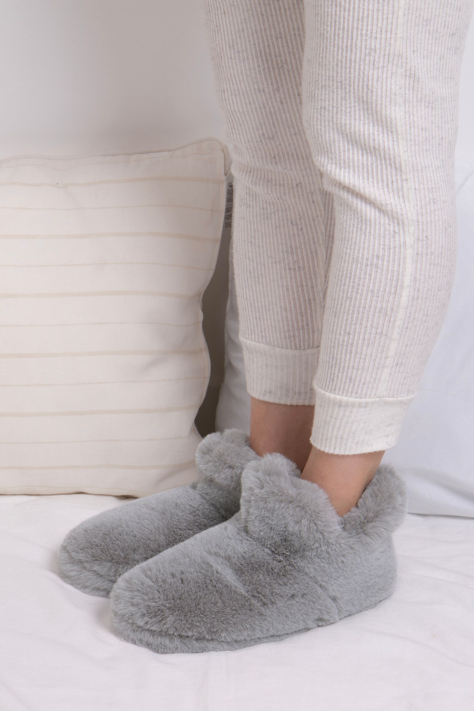 Ladies faux fur slippers discount