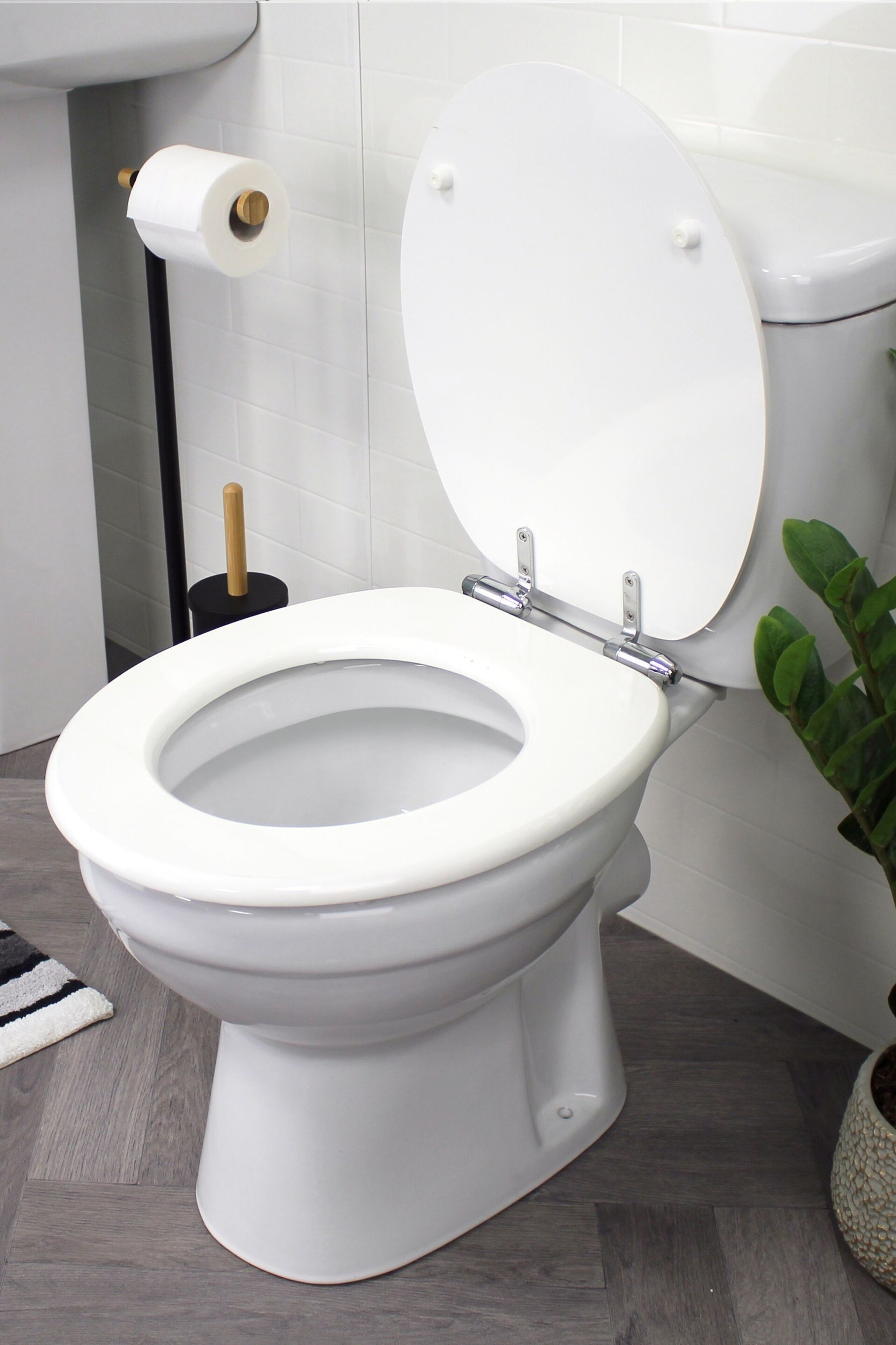 Showerdrape White Norfolk Soft Close Wooden Toilet Seat - Image 2 of 4