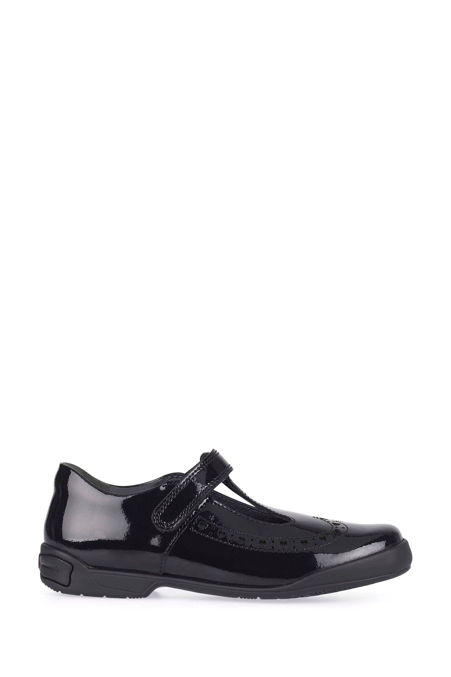 Narrow fitting deals school shoes uk