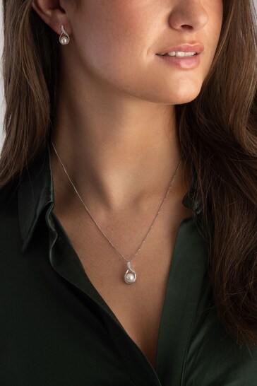 Beaverbrooks 9ct Diamond Freshwater Cultured Pearl Pendant And Earrings Set