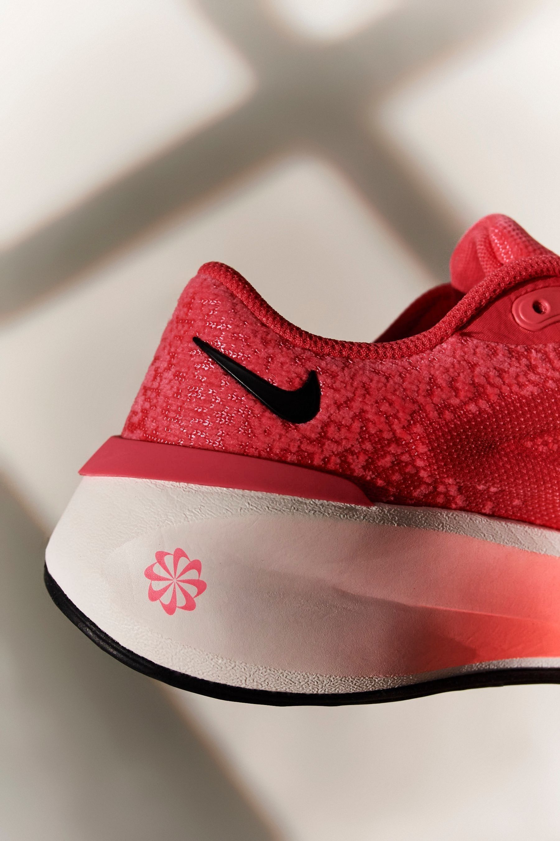 Bright pink nike trainers sale