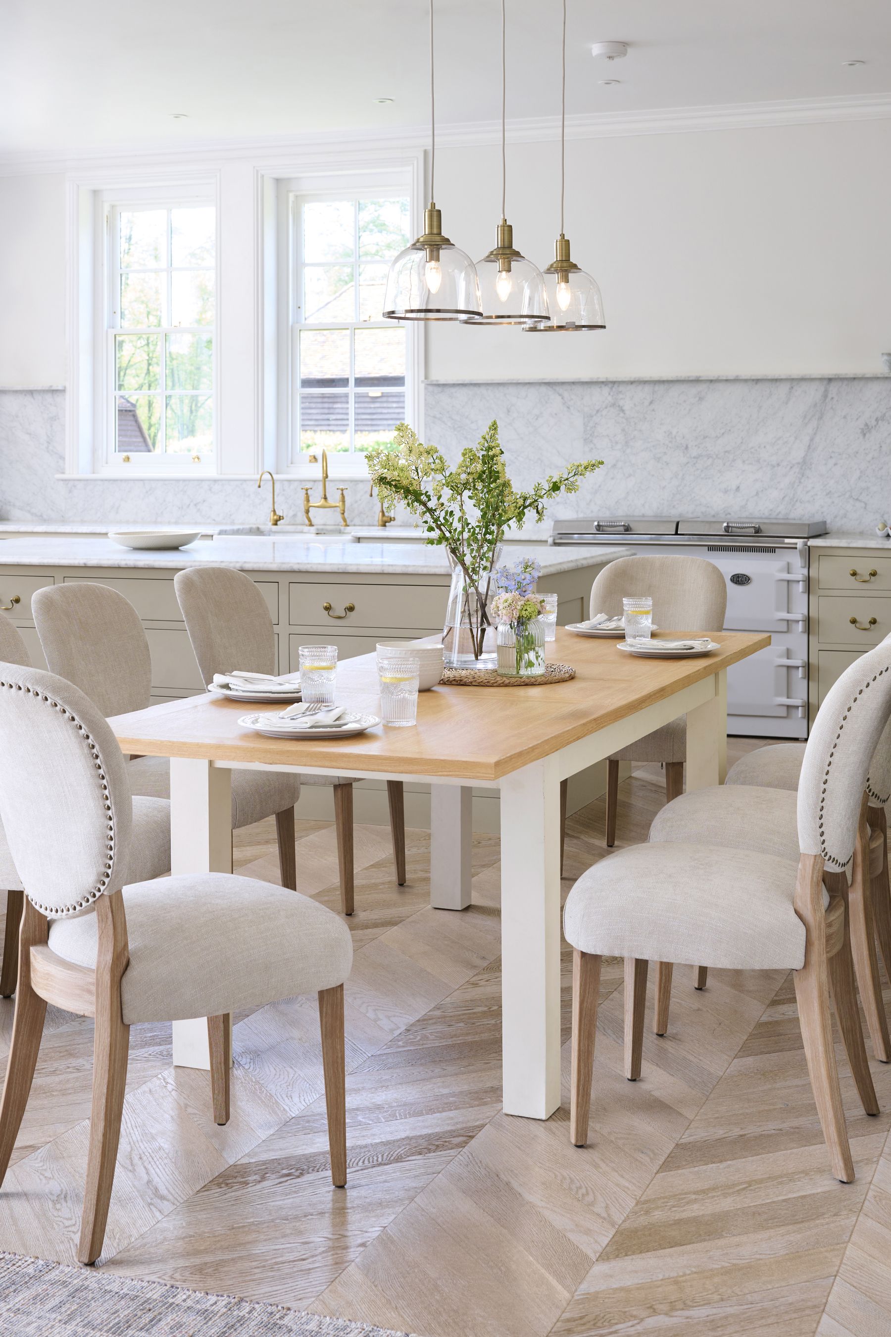 Classic Cream Malvern Oak Effect 6 to 10 Seater Extending Dining Table