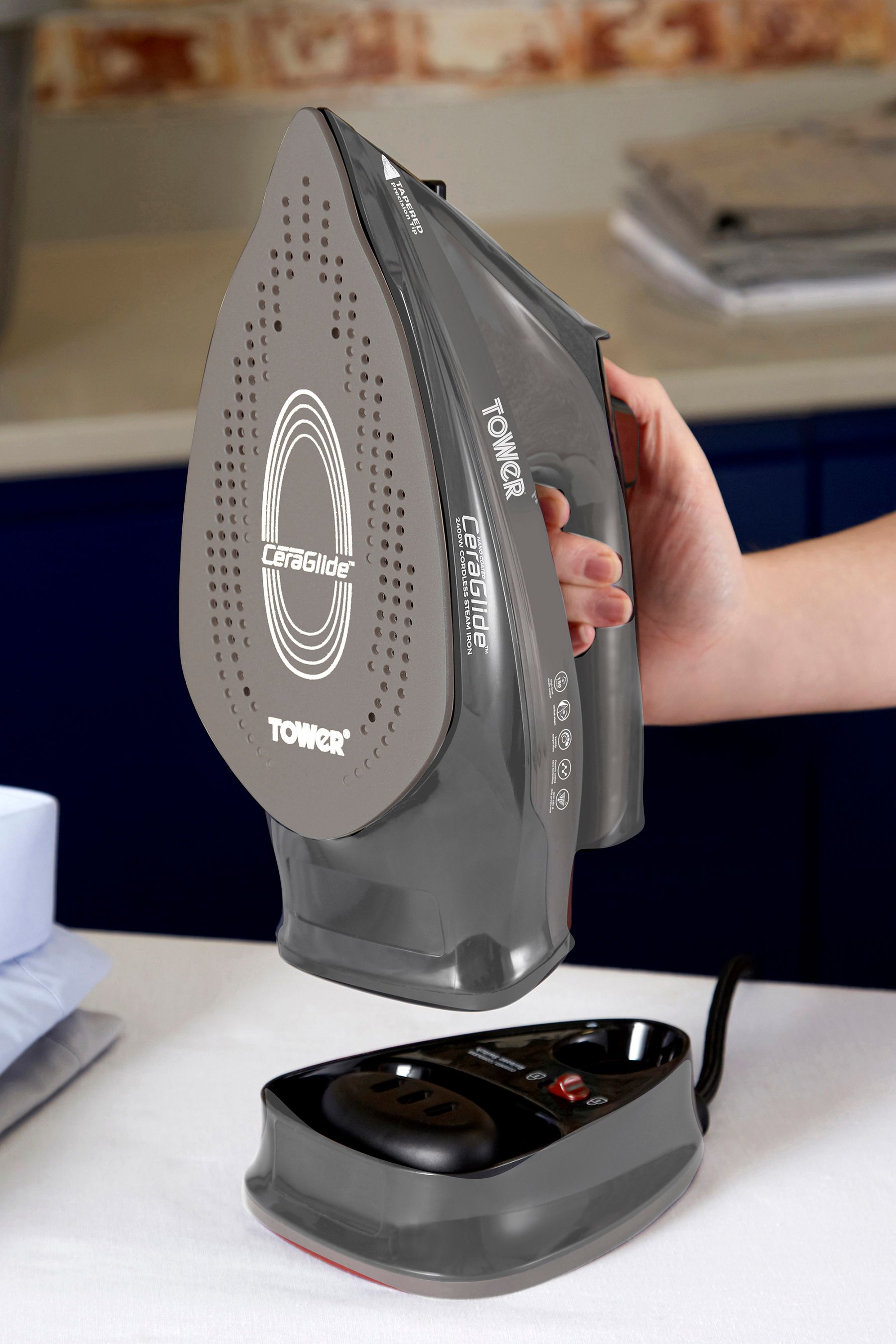 2400w cordless outlet steam iron