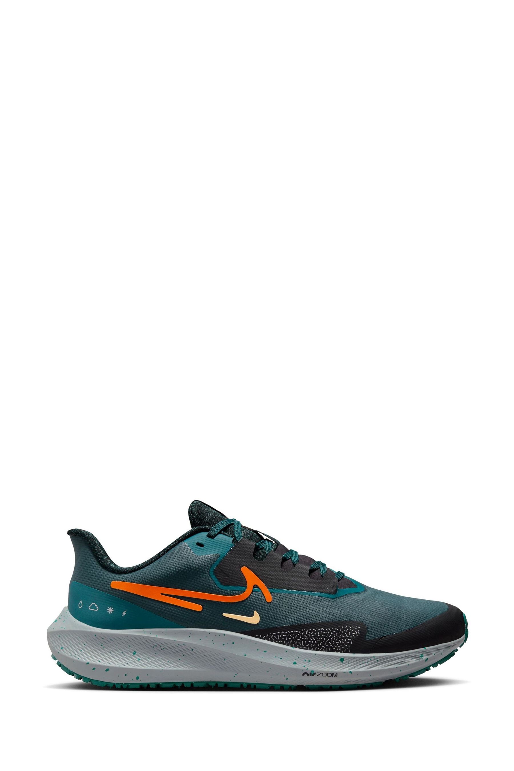 Nike water repellent trainers clearance