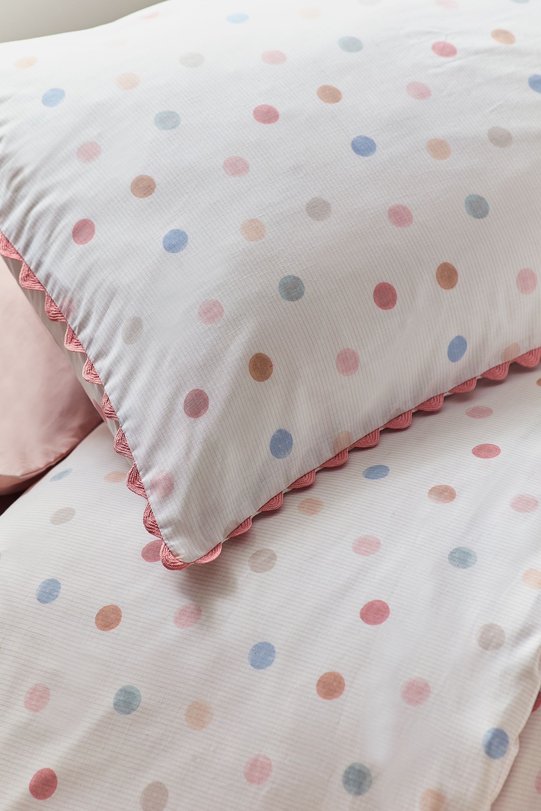 Pink polka dot pillowcase clearance