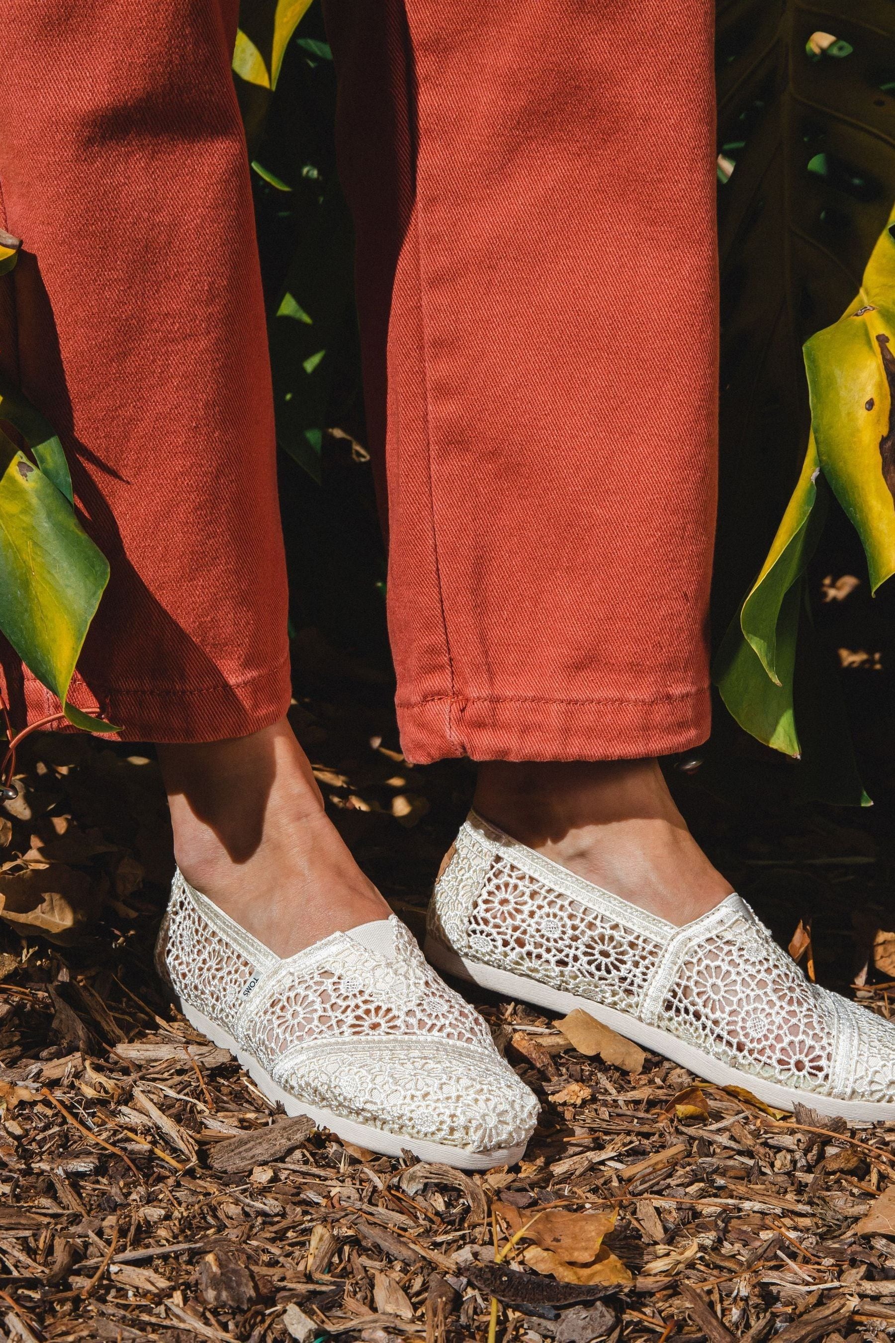 Toms moroccan 2025 crochet white