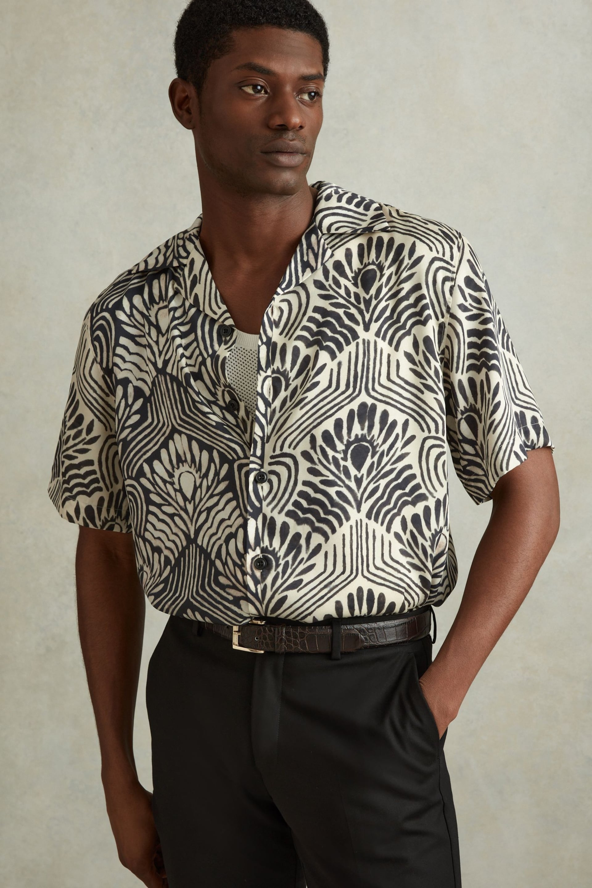 Reiss White/Black Levesi Abstract Print Cuban Collar Shirt - Image 3 of 5