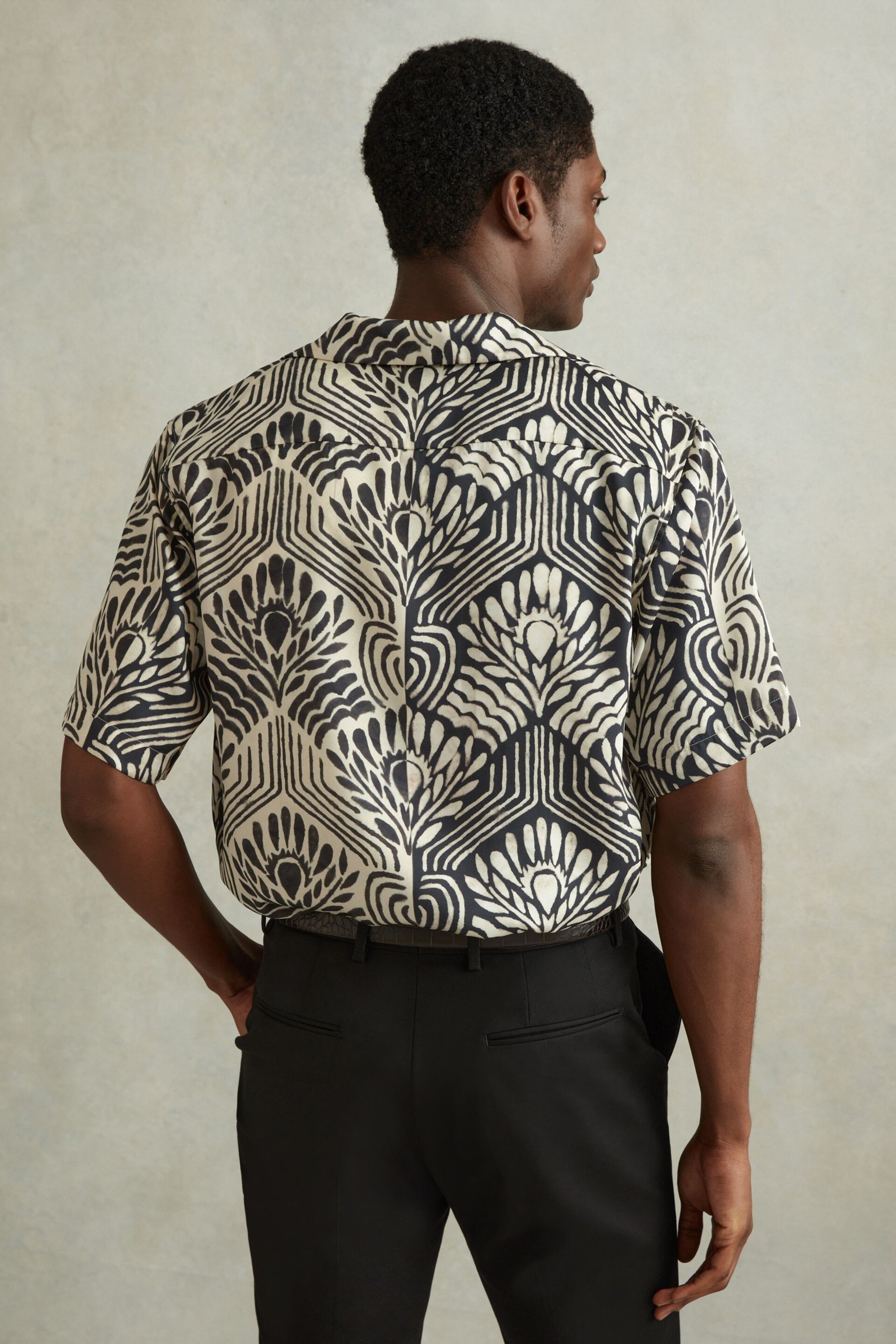 Reiss White/Black Levesi Abstract Print Cuban Collar Shirt - Image 4 of 5